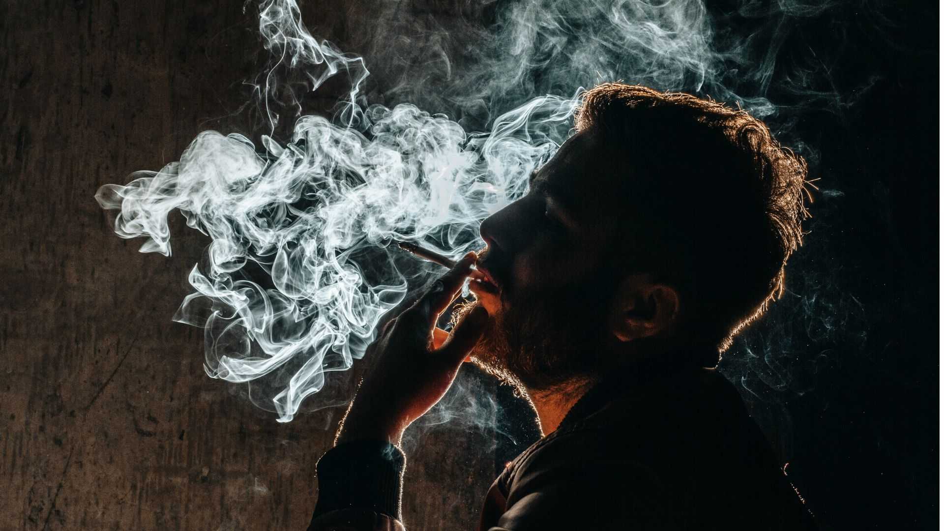 Perokok Wajib Tahu, Ini Bahaya Langsung Merokok Saat Berbuka Puasa